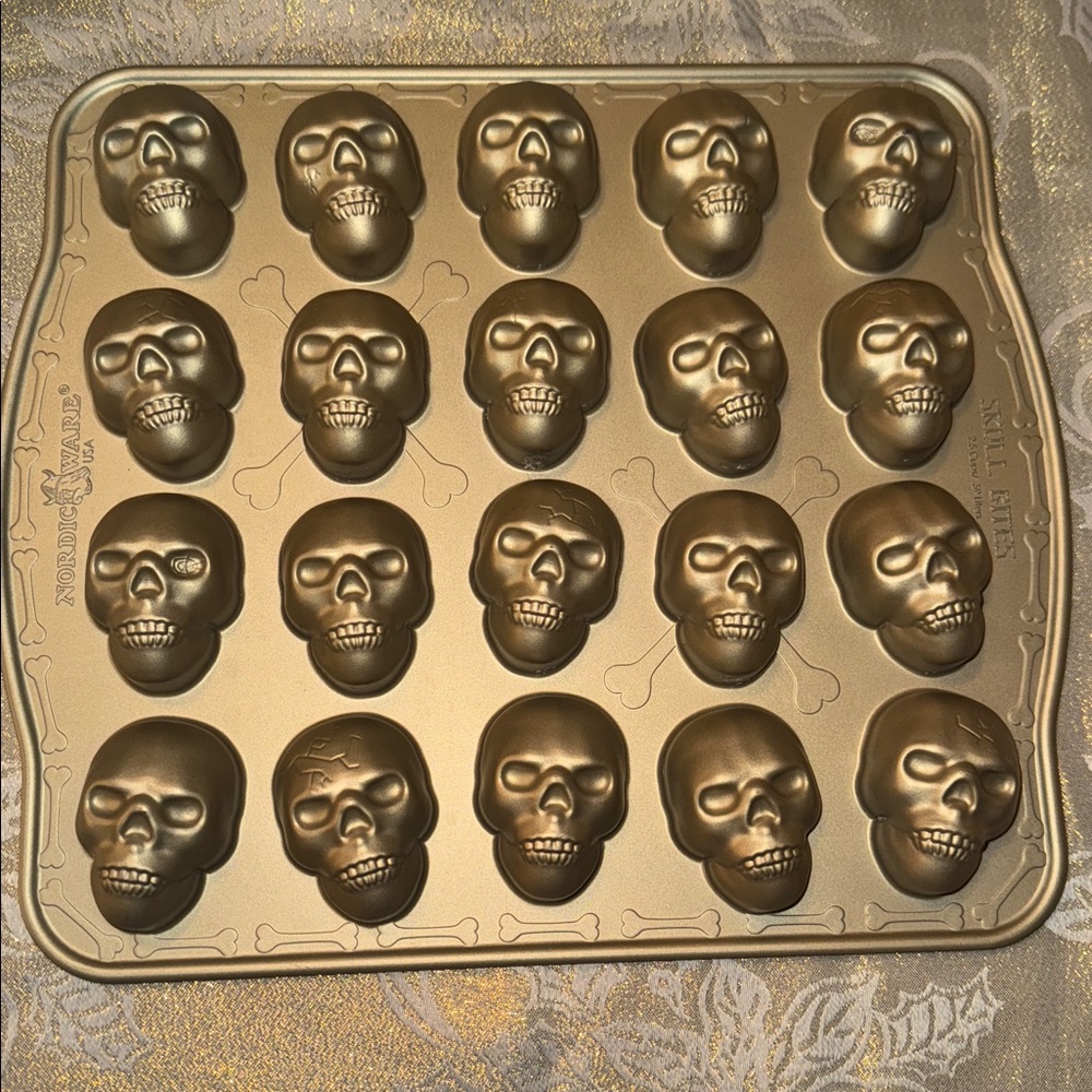 NORDICWARE SKULL BITES BAKING PAN - Picture 3 of 3